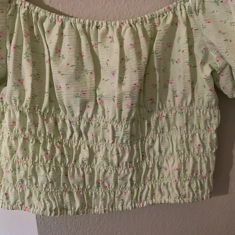 Elodie From Nordstrom Smocked Cropped Top Light Green‎ Floral Prints - Size M - Picture 6 of 7
